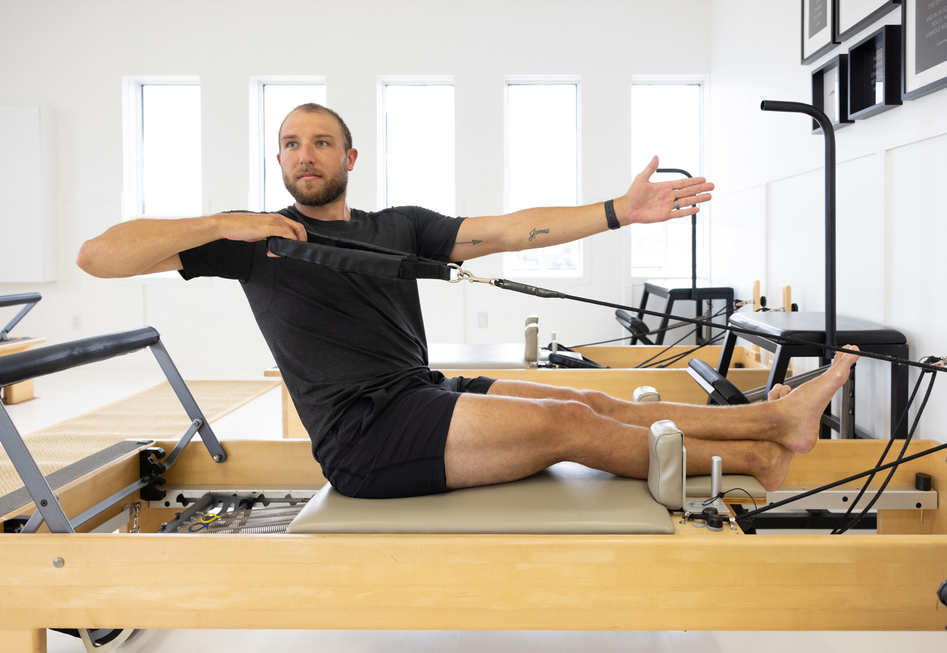 Le Pilates pour homme, sur appareil de méthodes pilates, pour tonofier et améliorer la flexibilité.